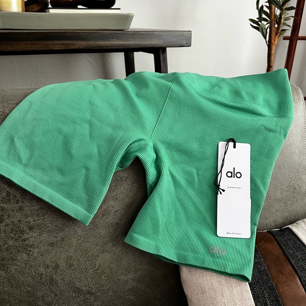 ALO BIKER SHORTS - 5" SEAMLESS RIBBED FAVORITE SHORT - “LETTUCE” GREEN